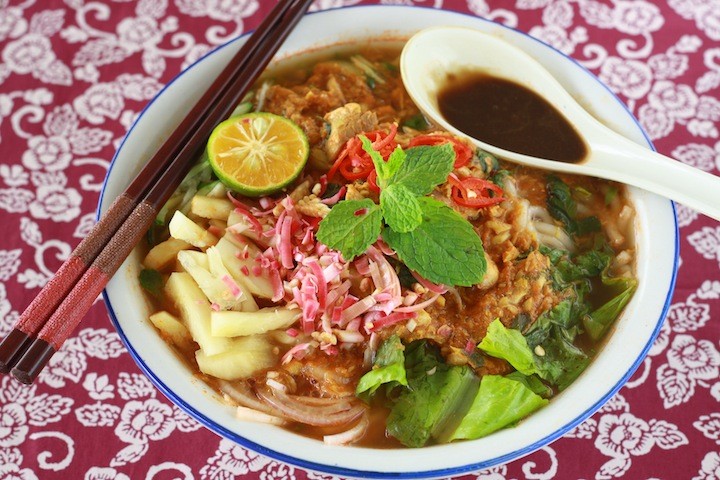 1. Mỳ Penang Assam Laksa. Đây được coi là món ăn nổi tiếng của Malaysia mà du khách nên thử khi tới đất nước này. Assam Laksa với sợi mỳ to, dai giòn hòa trong nước dùng được chế biến từ canh chua cá. Món ăn này nổi tiếng nhất là ở bang Penang, cách thủ đô Kuala Lumpur gần 300 km.